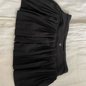 Black pleated 12in lulu skirt!! Not sold online/rare! 🖤🖤 Size 8 brand new!